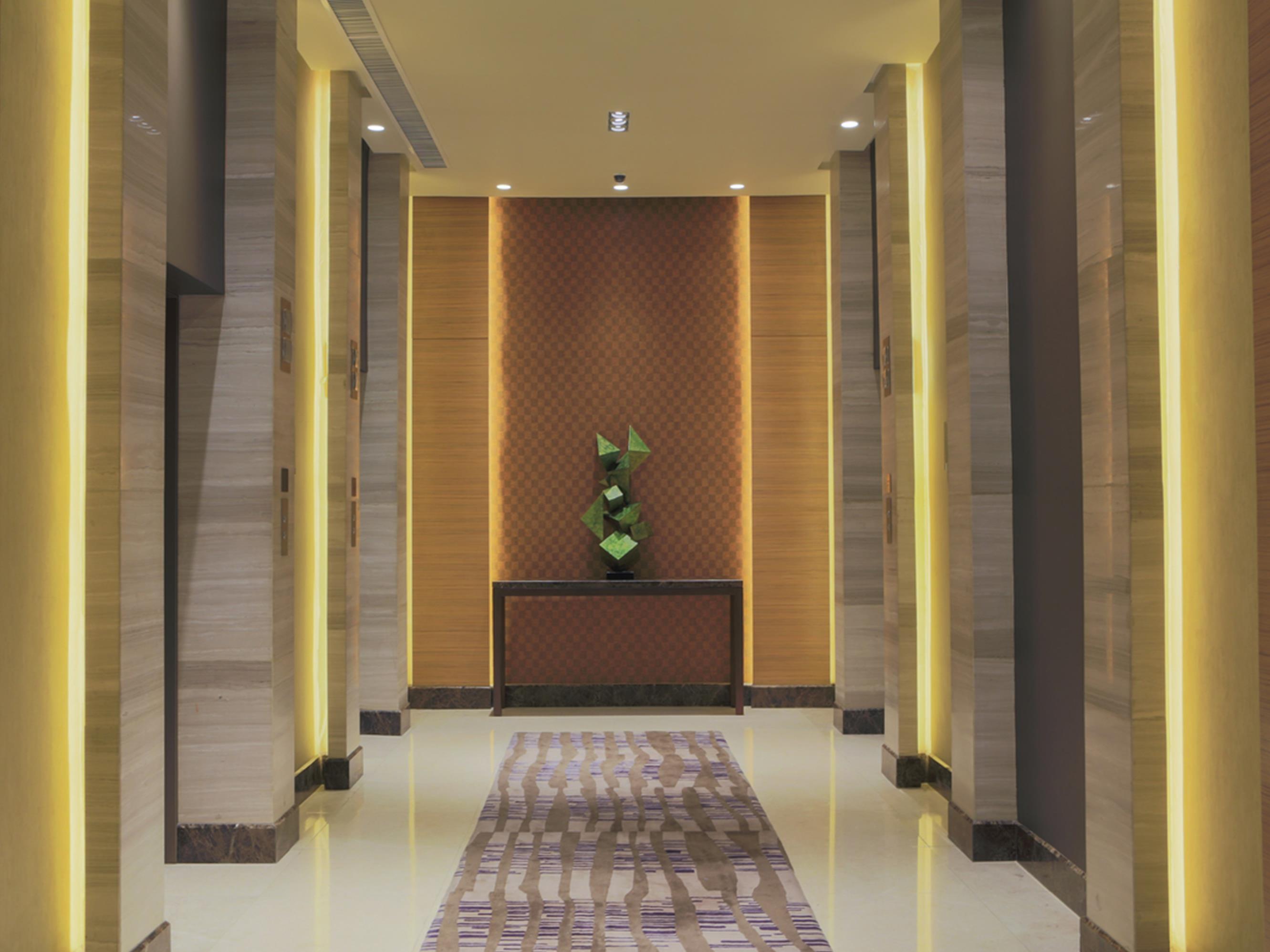 Holiday Inn & Suites Makati By Ihg Makati City Exteriér fotografie The interior of the hotel