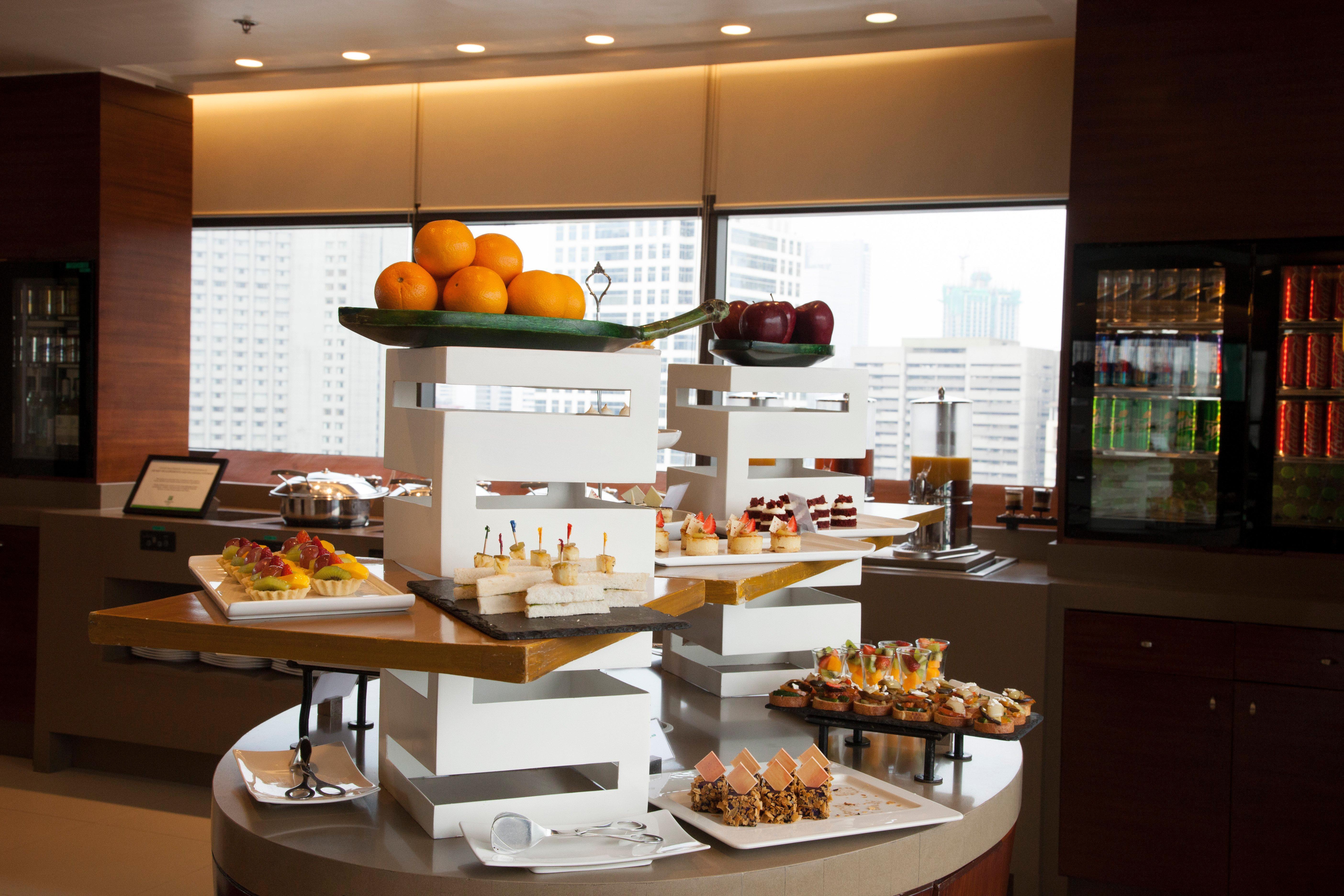 Holiday Inn & Suites Makati By Ihg Makati City Exteriér fotografie A buffet at a hotel