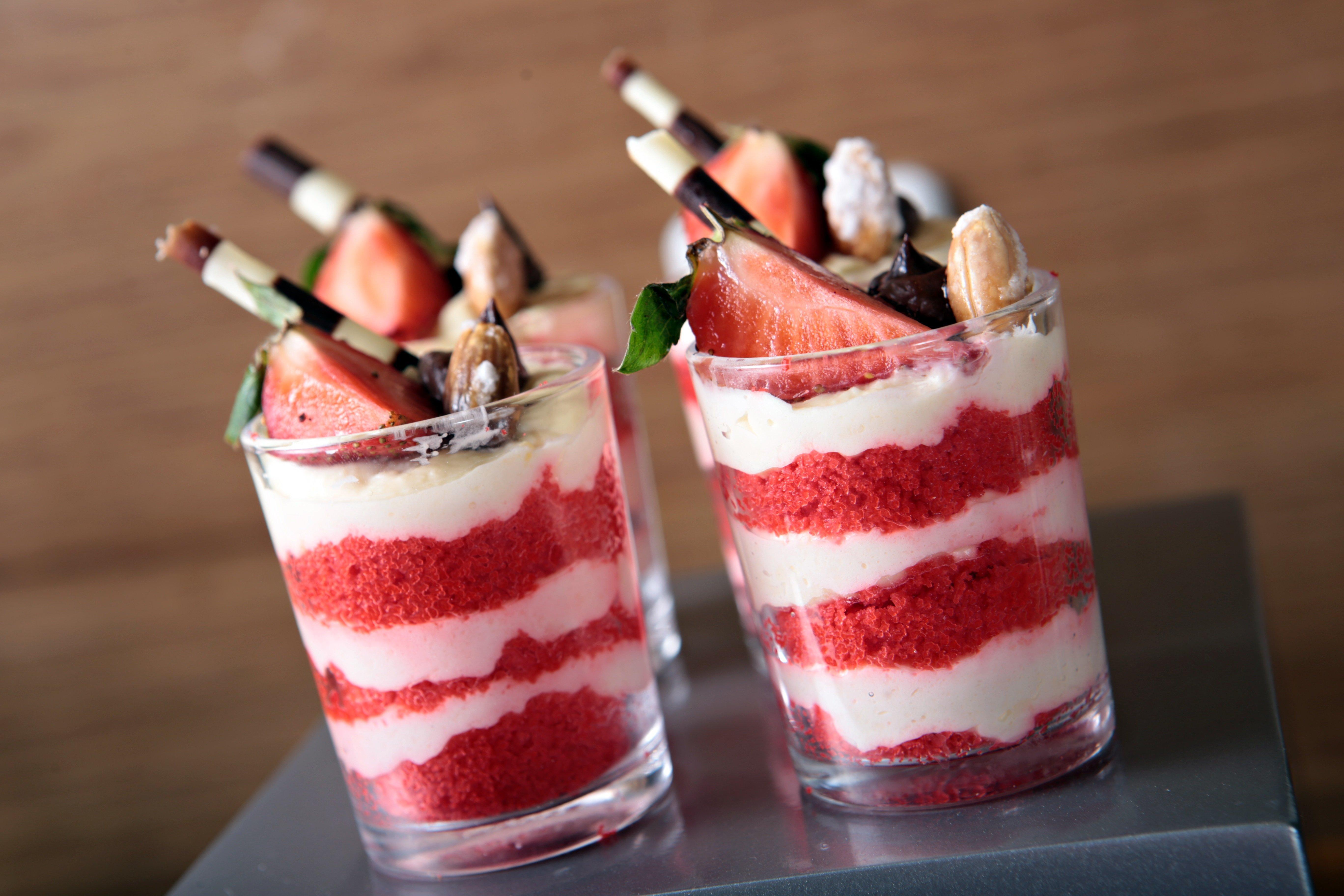 Holiday Inn & Suites Makati By Ihg Makati City Exteriér fotografie A strawberry parfait