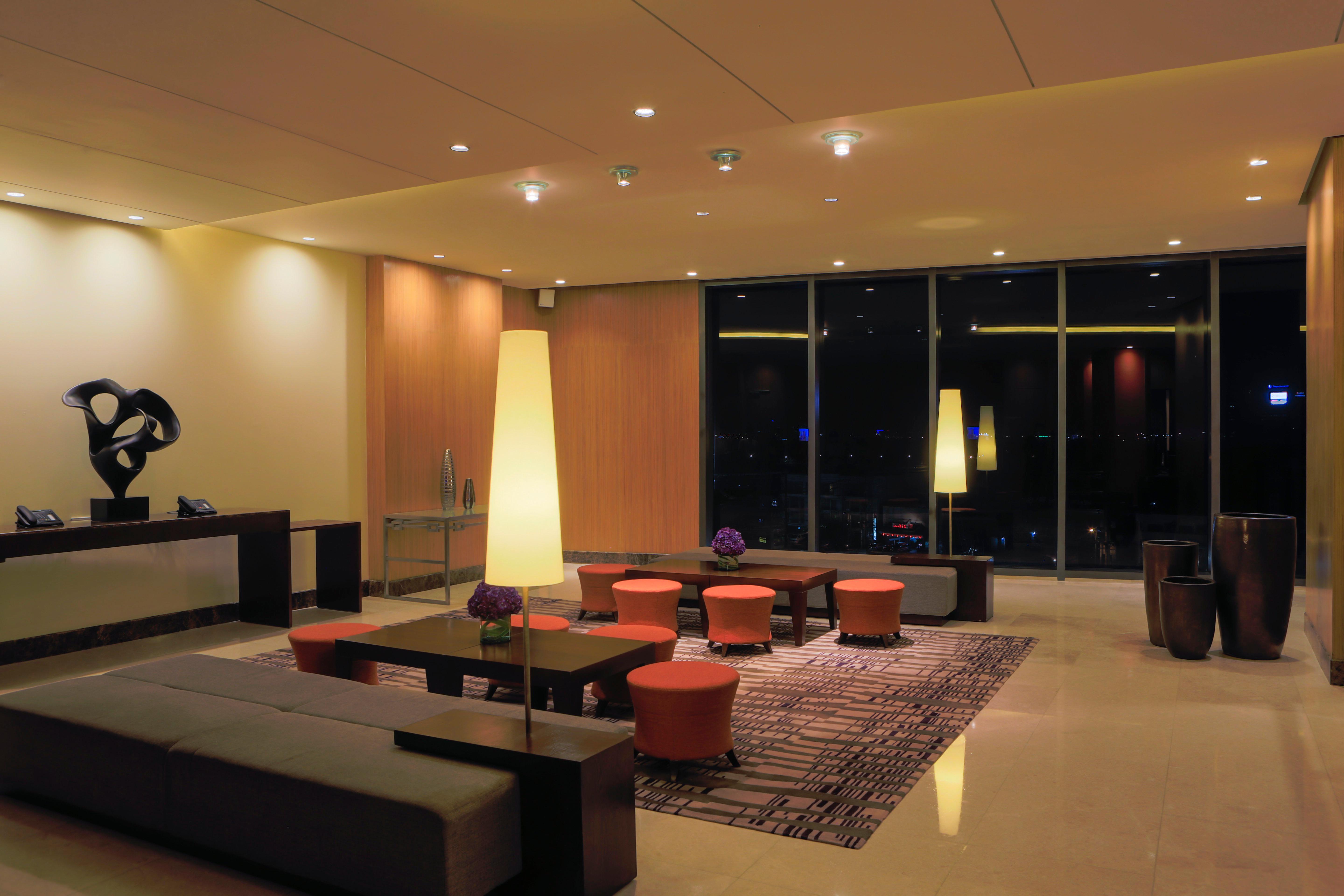 Holiday Inn & Suites Makati By Ihg Makati City Exteriér fotografie The lounge at the airport