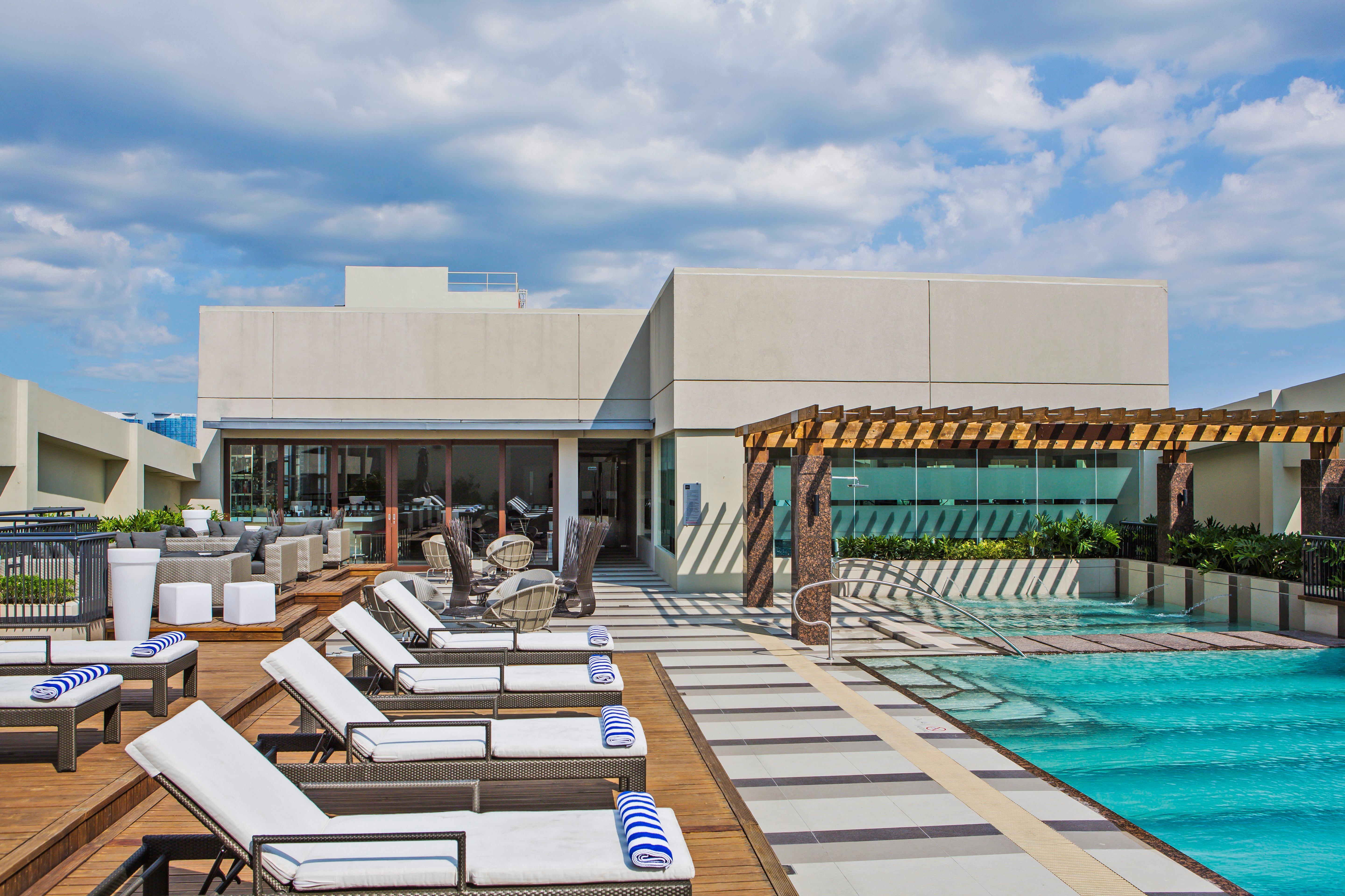 Holiday Inn & Suites Makati By Ihg Makati City Exteriér fotografie Rooftop pool at the hotel