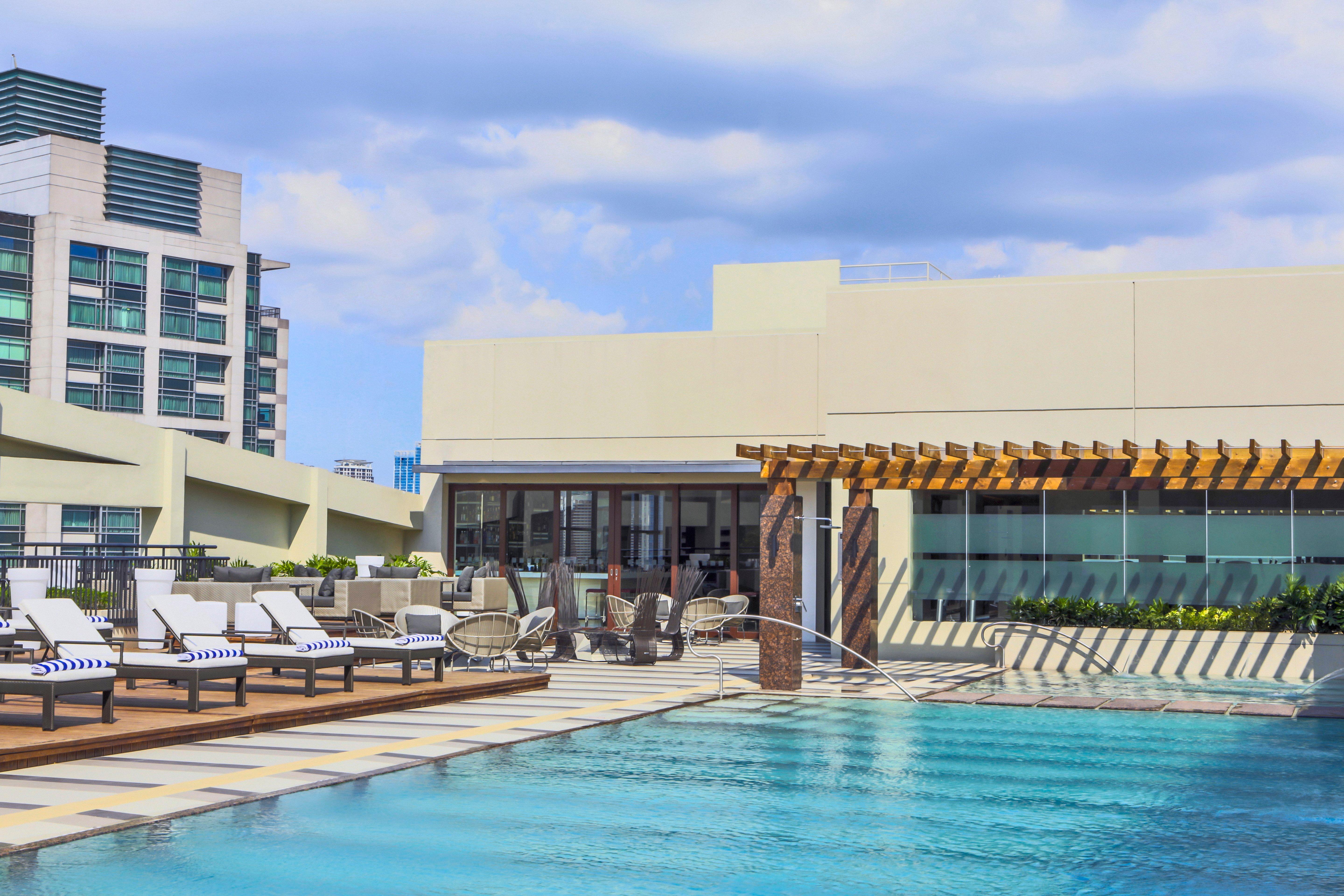 Holiday Inn & Suites Makati By Ihg Makati City Exteriér fotografie Rooftop pool