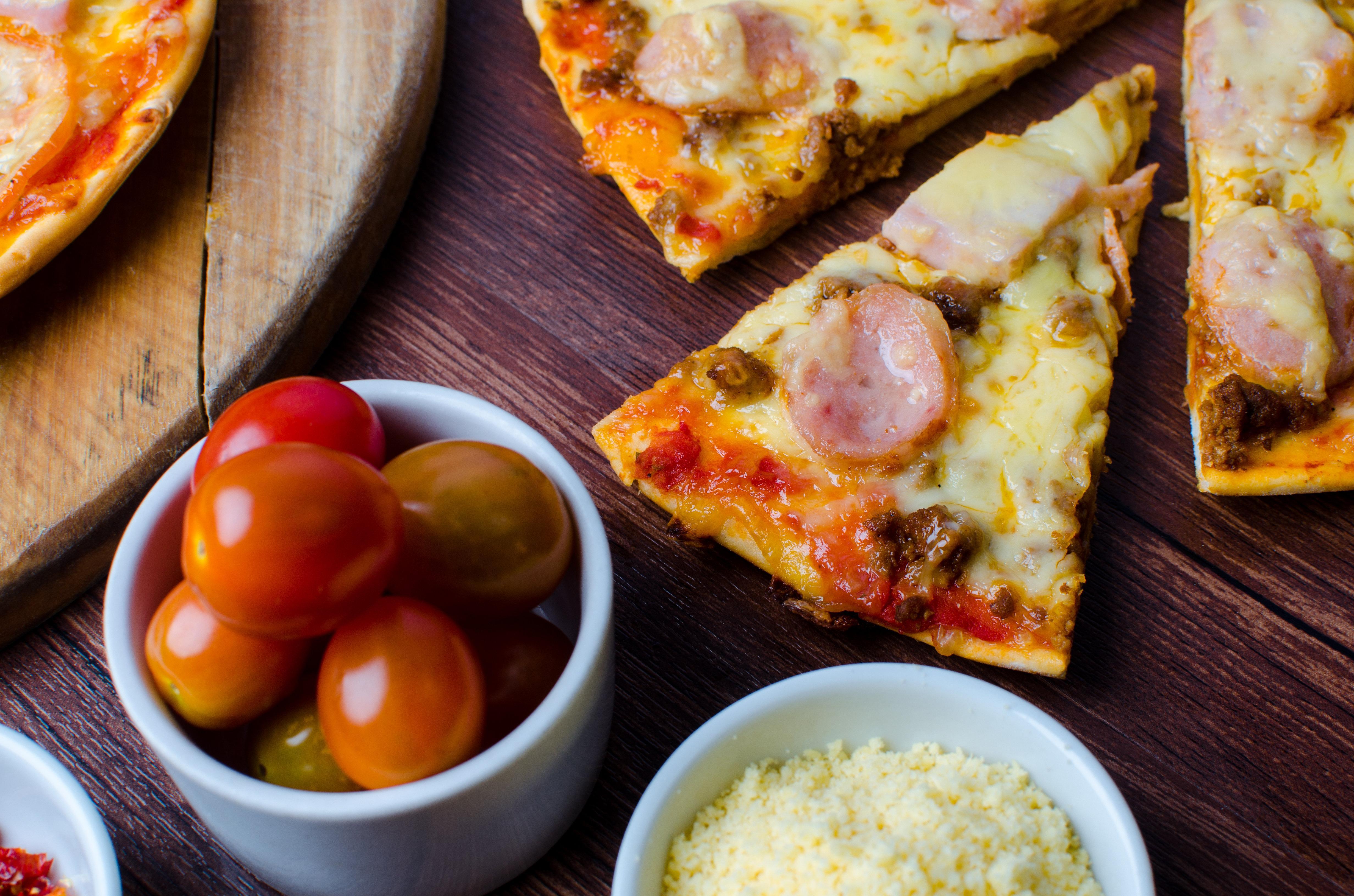 Holiday Inn & Suites Makati By Ihg Makati City Exteriér fotografie A pizza with sausage and cheese