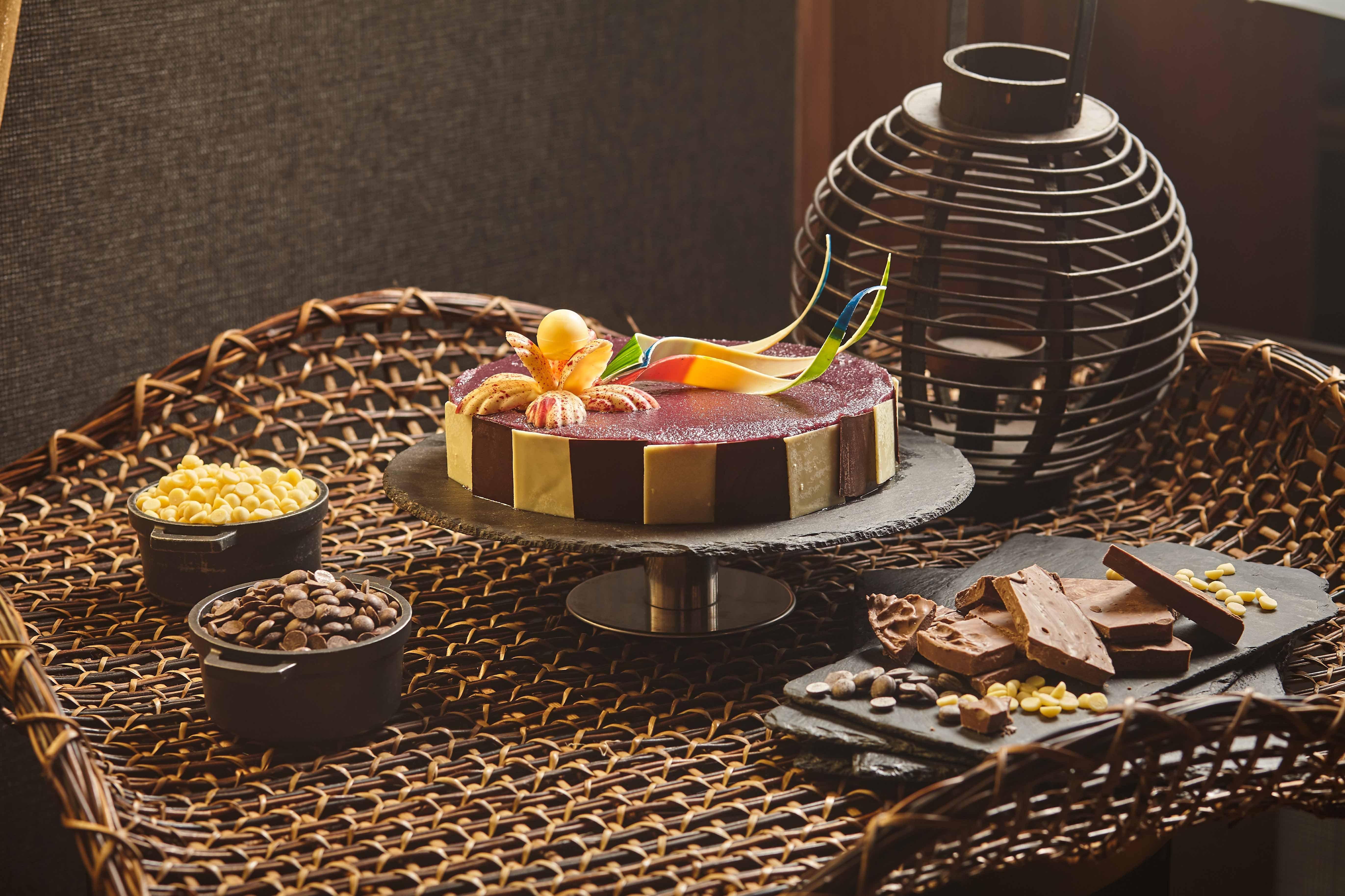 Holiday Inn & Suites Makati By Ihg Makati City Exteriér fotografie A chocolate cake