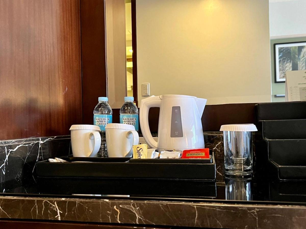 Holiday Inn & Suites Makati By Ihg Makati City Exteriér fotografie A kettle and a water jug in a hotel room