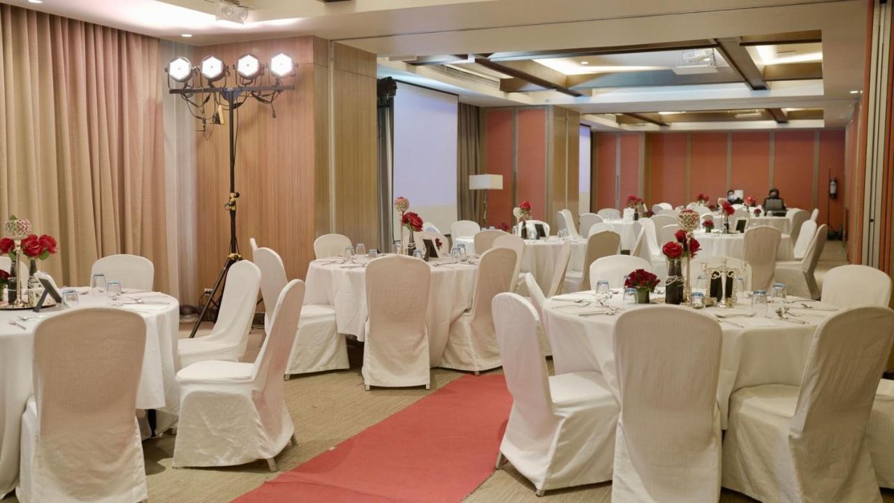 Holiday Inn & Suites Makati By Ihg Makati City Exteriér fotografie A wedding reception