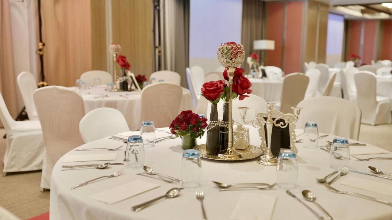 Holiday Inn & Suites Makati By Ihg Makati City Exteriér fotografie A table set for a formal dinner