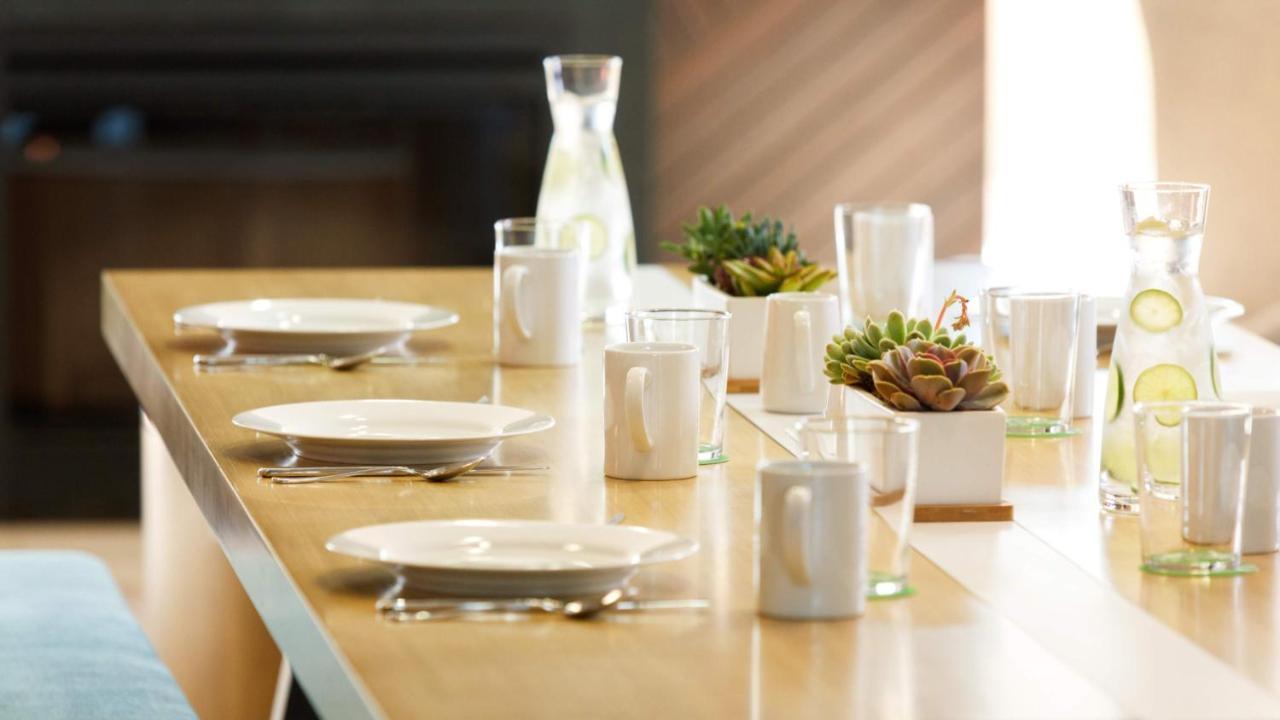Holiday Inn & Suites Makati By Ihg Makati City Exteriér fotografie Tableware