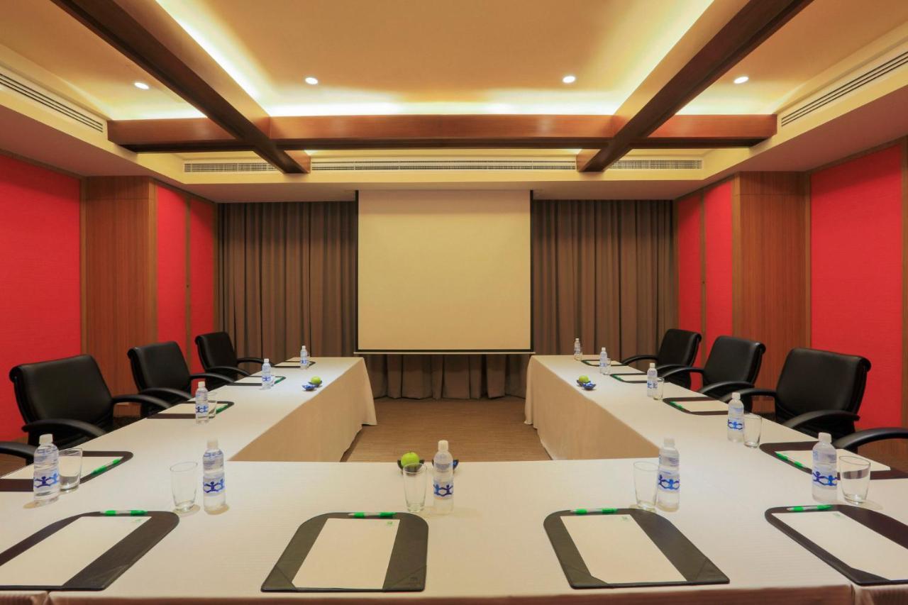 Holiday Inn & Suites Makati By Ihg Makati City Exteriér fotografie Meeting room
