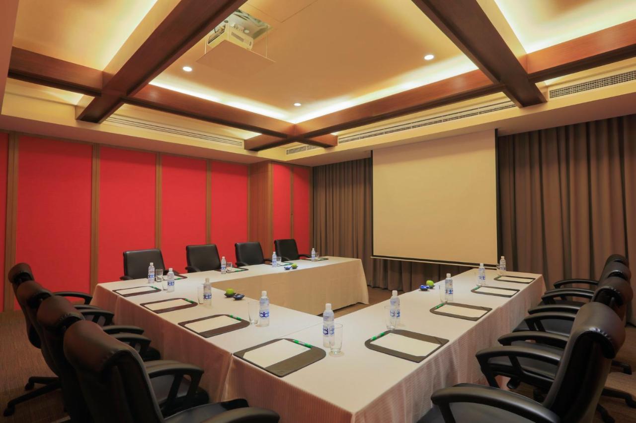 Holiday Inn & Suites Makati By Ihg Makati City Exteriér fotografie Meeting room at the hotel