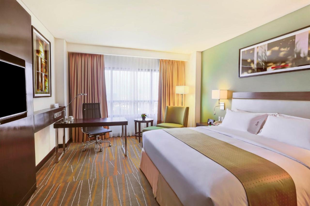 Holiday Inn & Suites Makati By Ihg Makati City Exteriér fotografie A typical room at the hotel