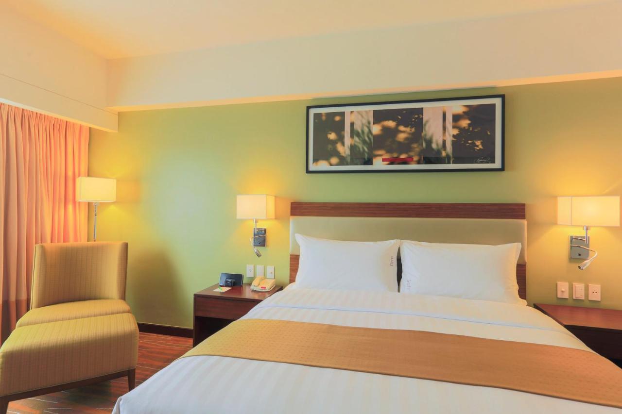 Holiday Inn & Suites Makati By Ihg Makati City Exteriér fotografie A room at the hotel