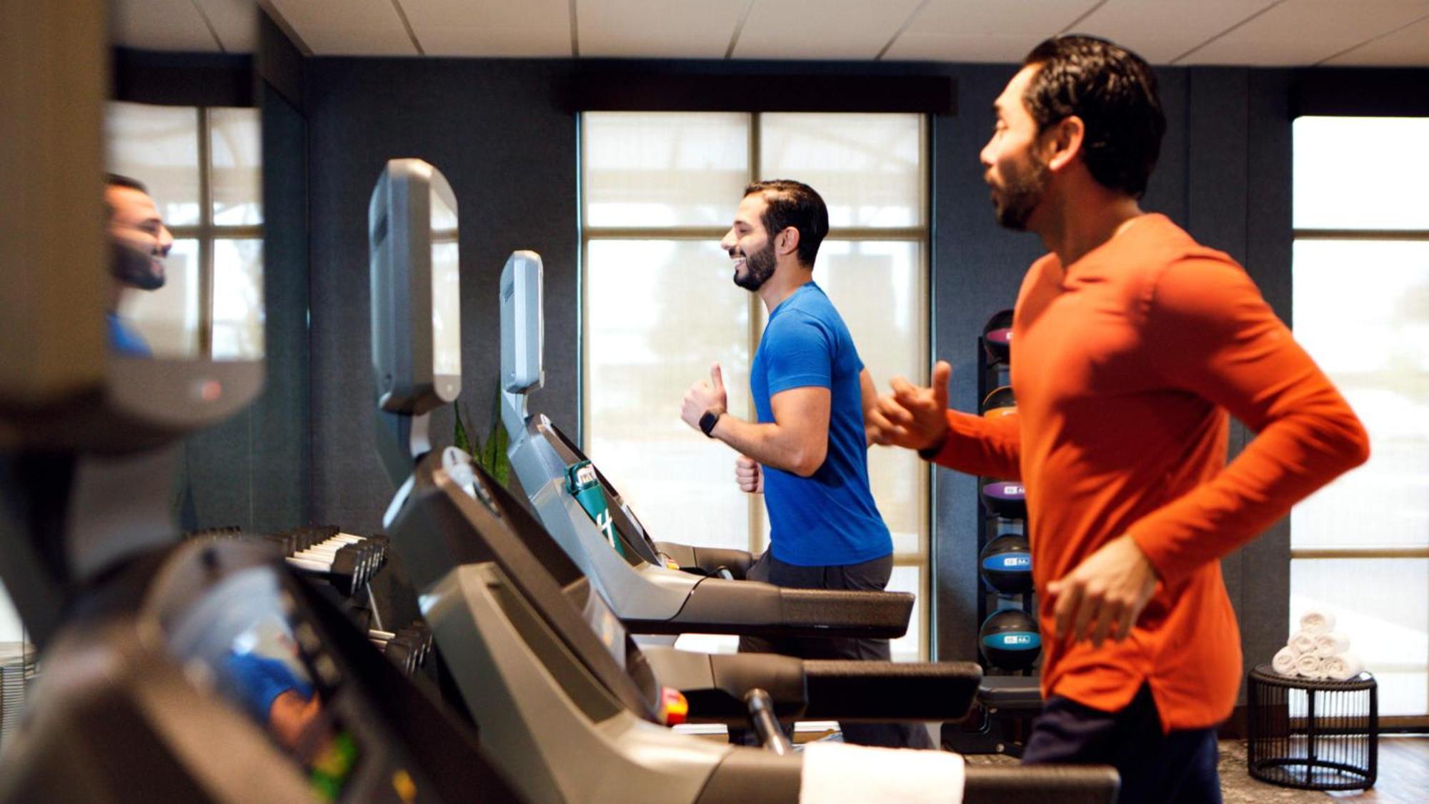 Holiday Inn & Suites Makati By Ihg Makati City Exteriér fotografie Two men running on treadmills