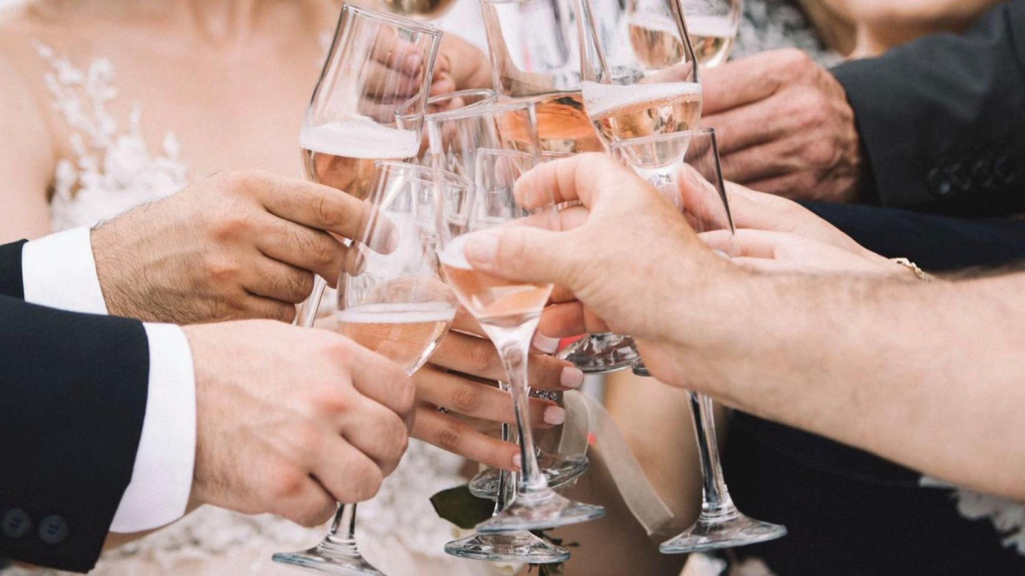 Holiday Inn & Suites Makati By Ihg Makati City Exteriér fotografie Champagne toast