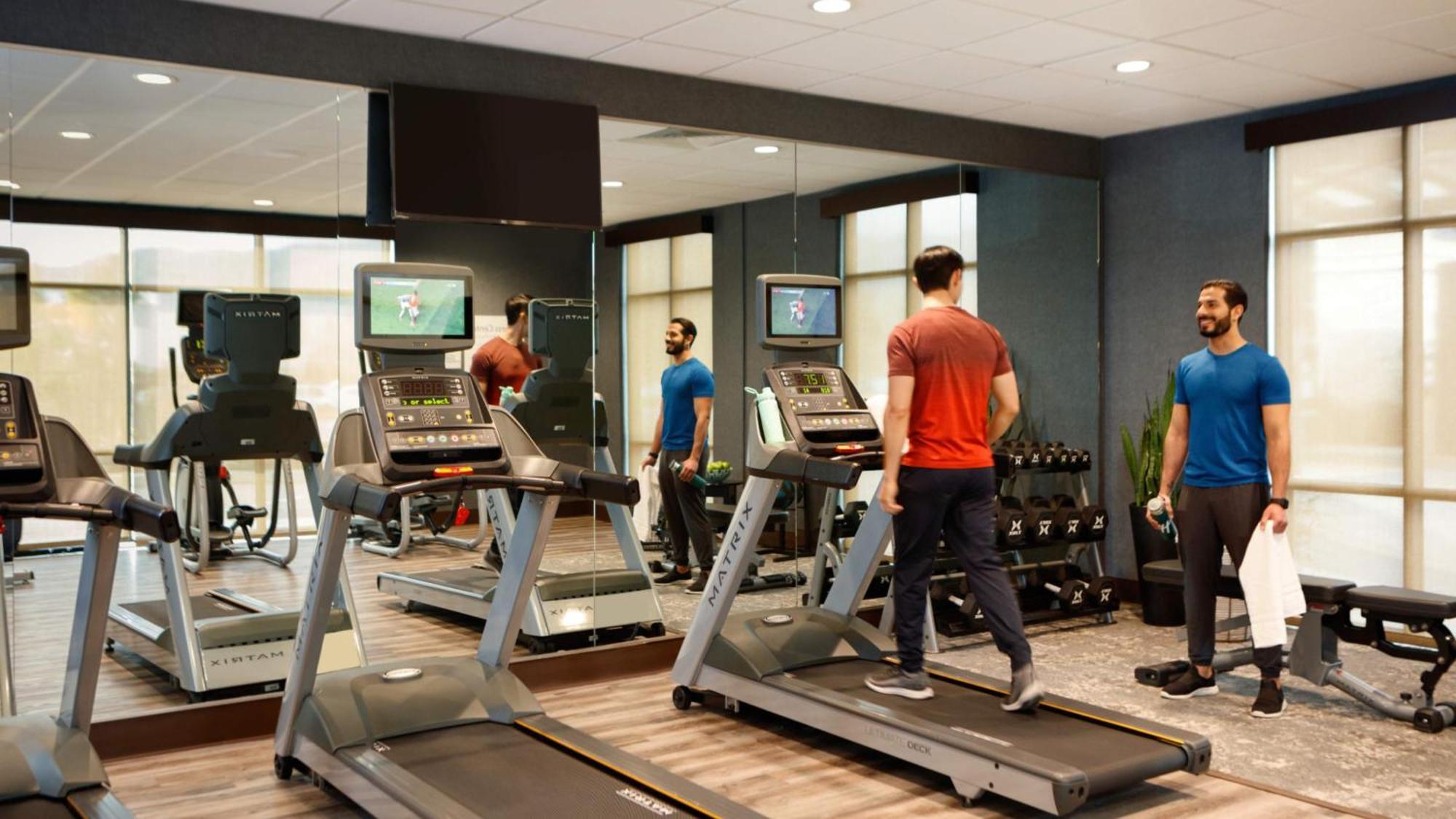 Holiday Inn & Suites Makati By Ihg Makati City Exteriér fotografie The gym at the hotel