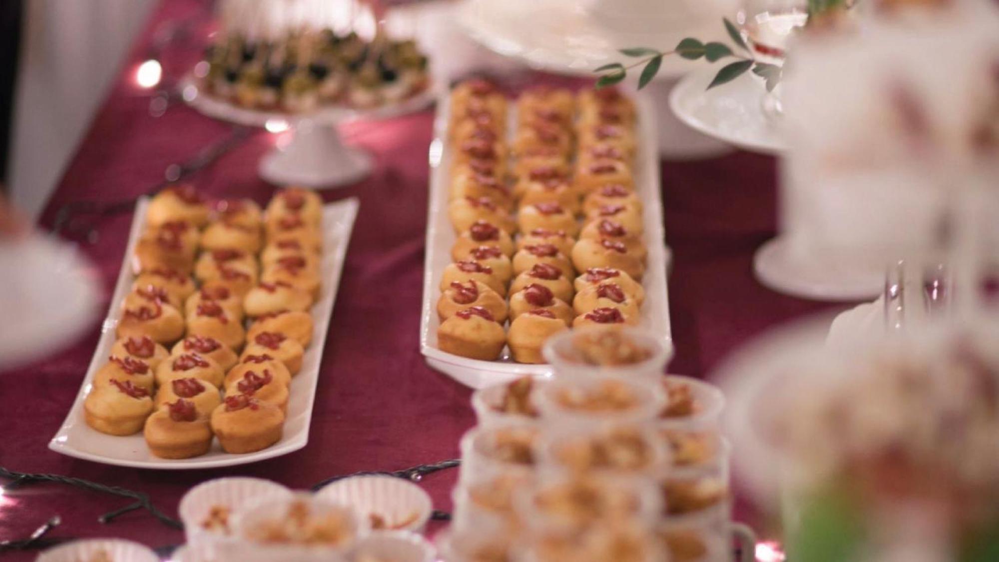Holiday Inn & Suites Makati By Ihg Makati City Exteriér fotografie A selection of petits fours
