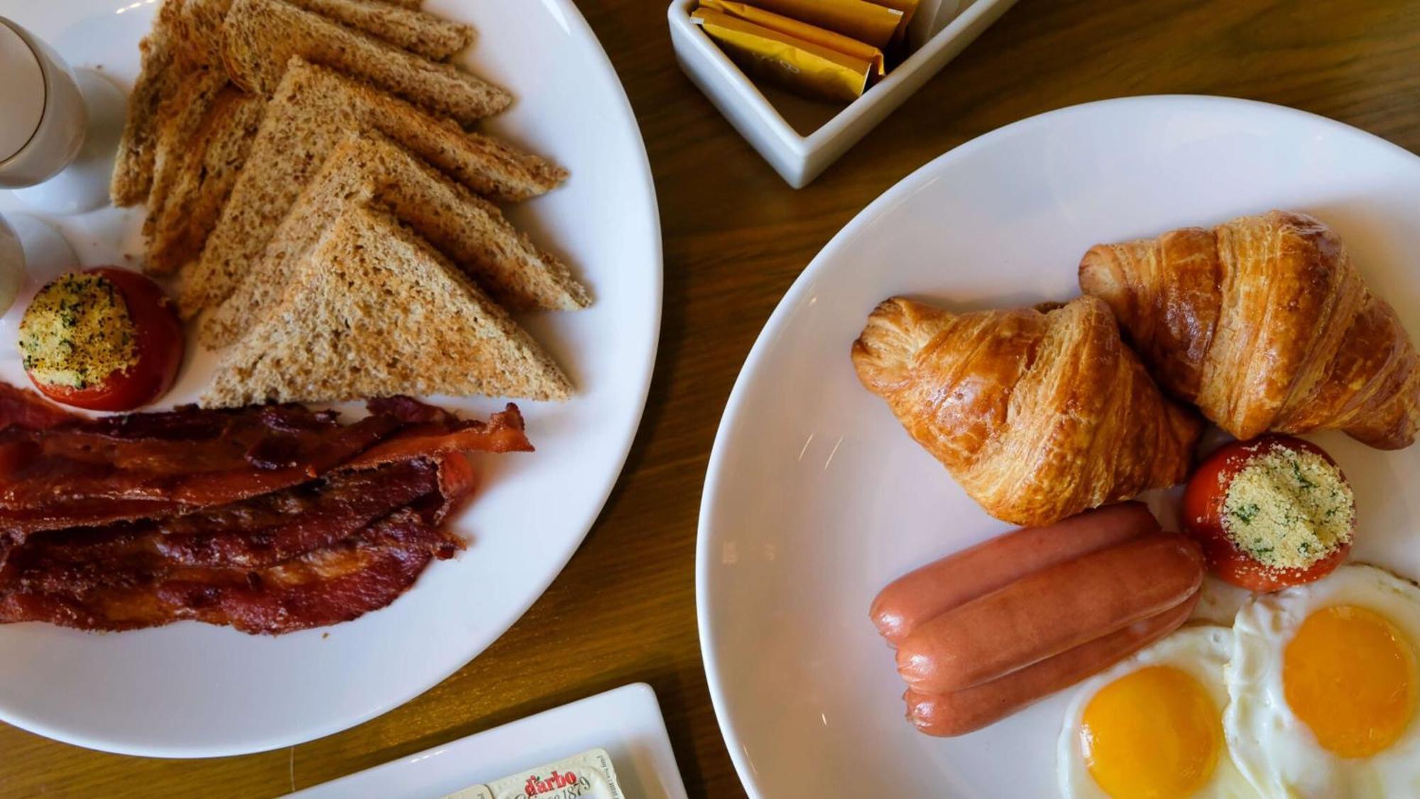 Holiday Inn & Suites Makati By Ihg Makati City Exteriér fotografie Croissants and sausages