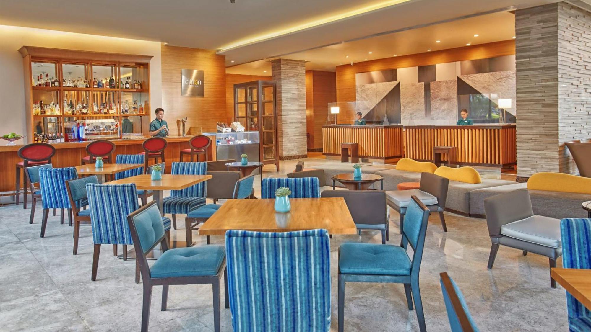 Holiday Inn & Suites Makati By Ihg Makati City Exteriér fotografie The Lounge at the airport
