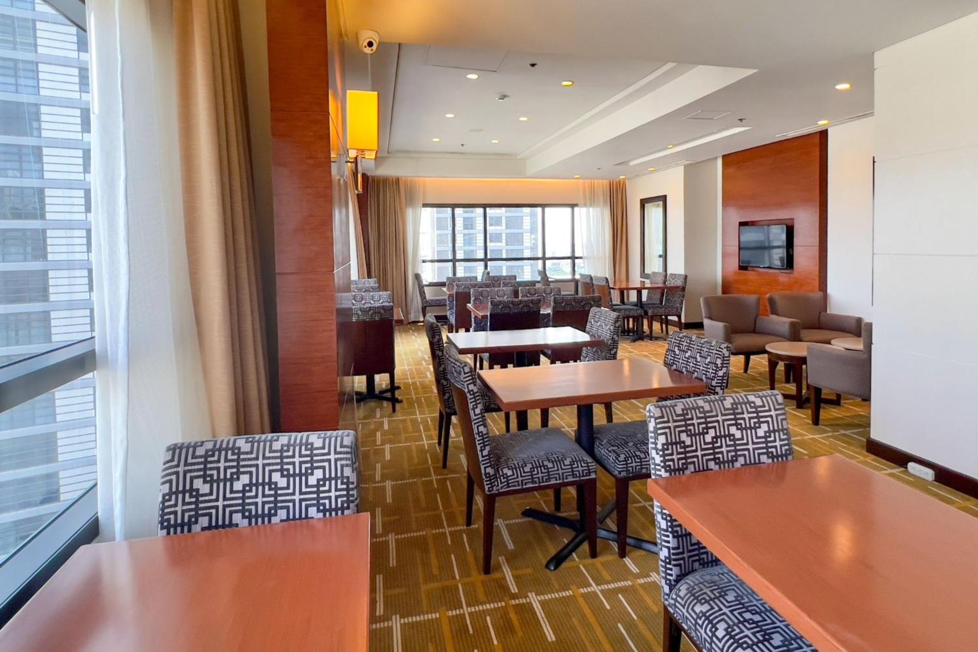 Holiday Inn & Suites Makati By Ihg Makati City Exteriér fotografie Clubroom at the 100 North Main