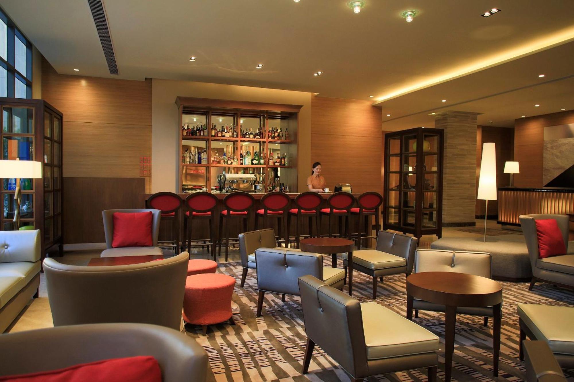 Holiday Inn & Suites Makati By Ihg Makati City Exteriér fotografie The bar at the lobby